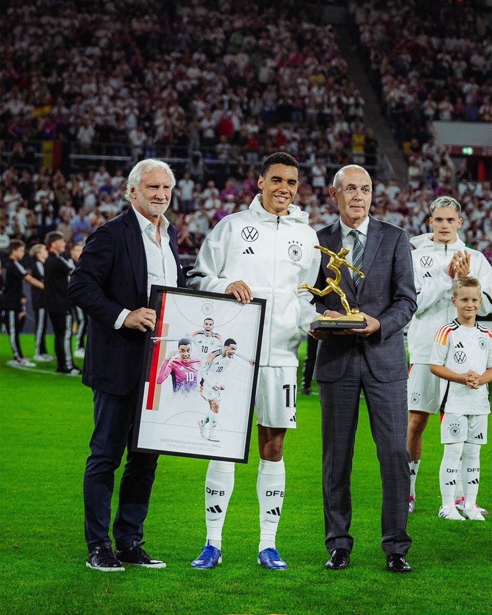 足球比赛中的荣誉与辛酸并存