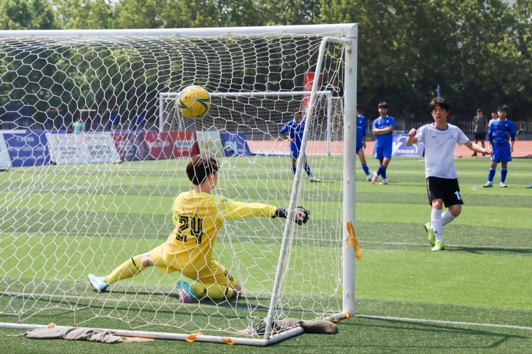 足球比赛中的荣誉与辛酸并存