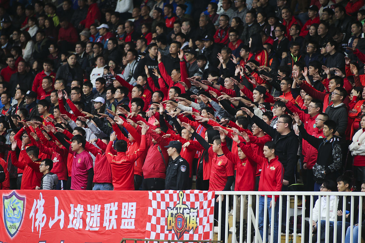 全国足球赛事总决赛，某队问鼎