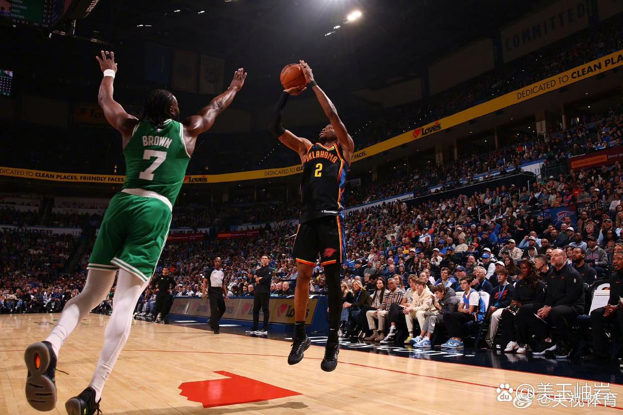 凯尔特人队后卫突破精湛,砍下场均分疯狂进攻 凯尔特人队后卫突破精湛,砍下场均分疯狂进攻