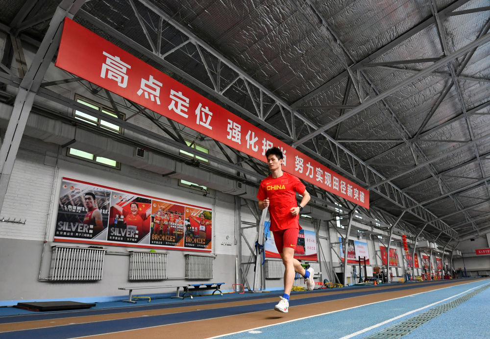 运动员在比赛中夺得紧张胜利 运动员在比赛中夺得紧张胜利