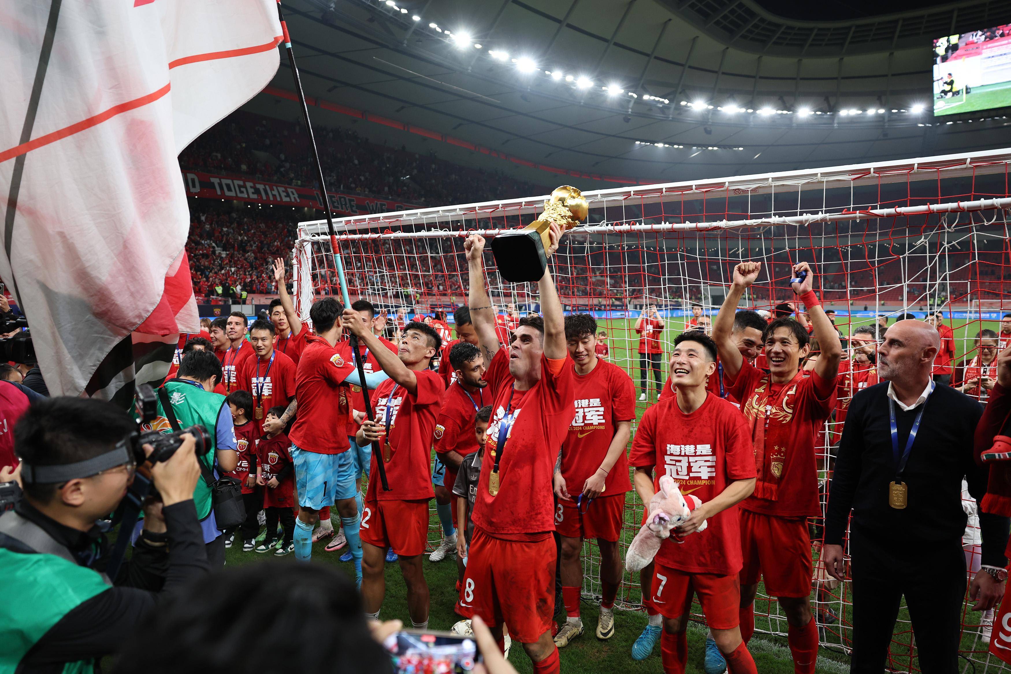 关于中超球员集体参与训练营活动，团队氛围浓厚的信息