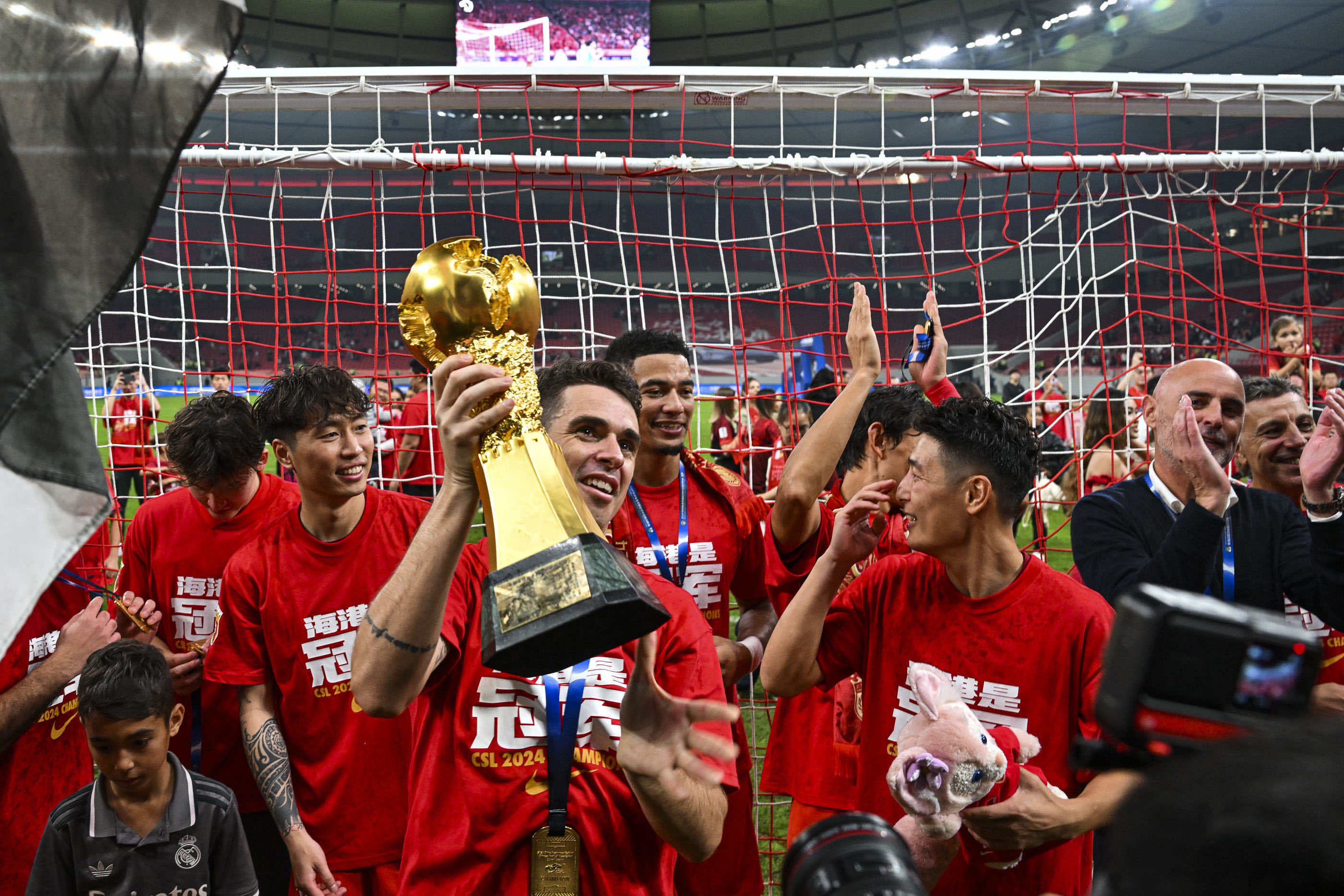 关于中超球员集体参与训练营活动，团队氛围浓厚的信息