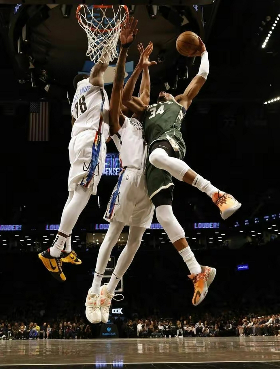 篮网战胜尼克斯，取得东部第一