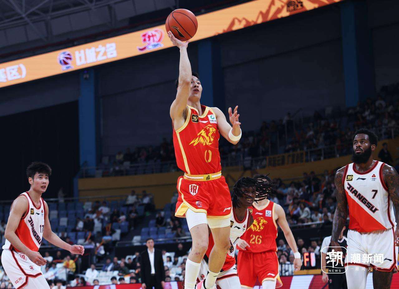 江苏男篮紧随领先球队，冲击前列地位