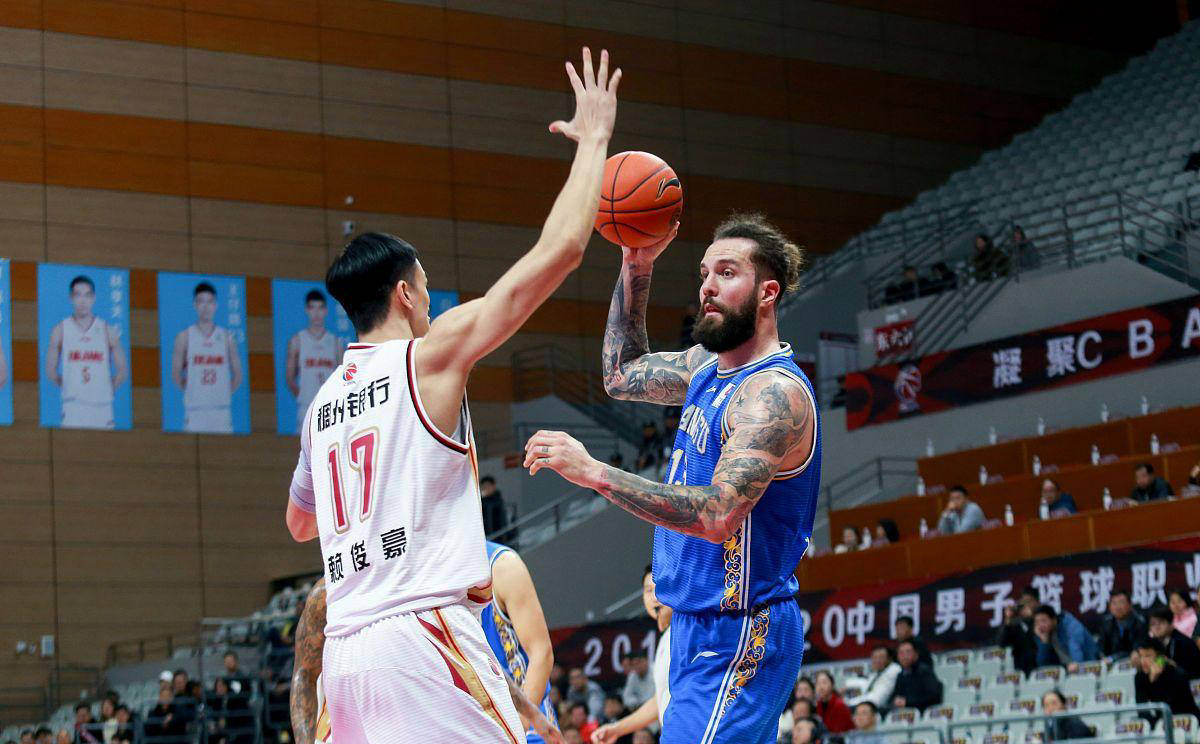 江苏男篮紧随领先球队，冲击前列地位