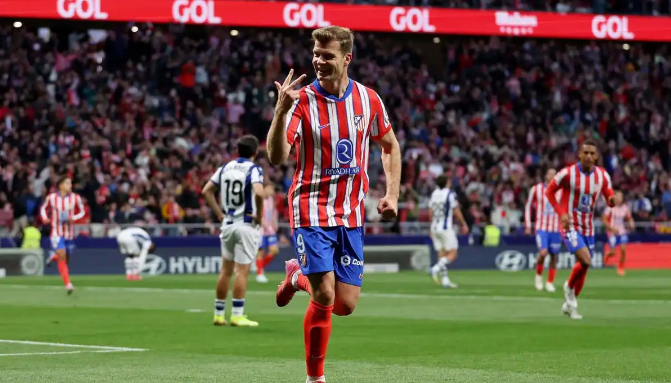 摩纳哥球员庆祝胜利,士气高涨 摩纳哥球员庆祝胜利,士气高涨