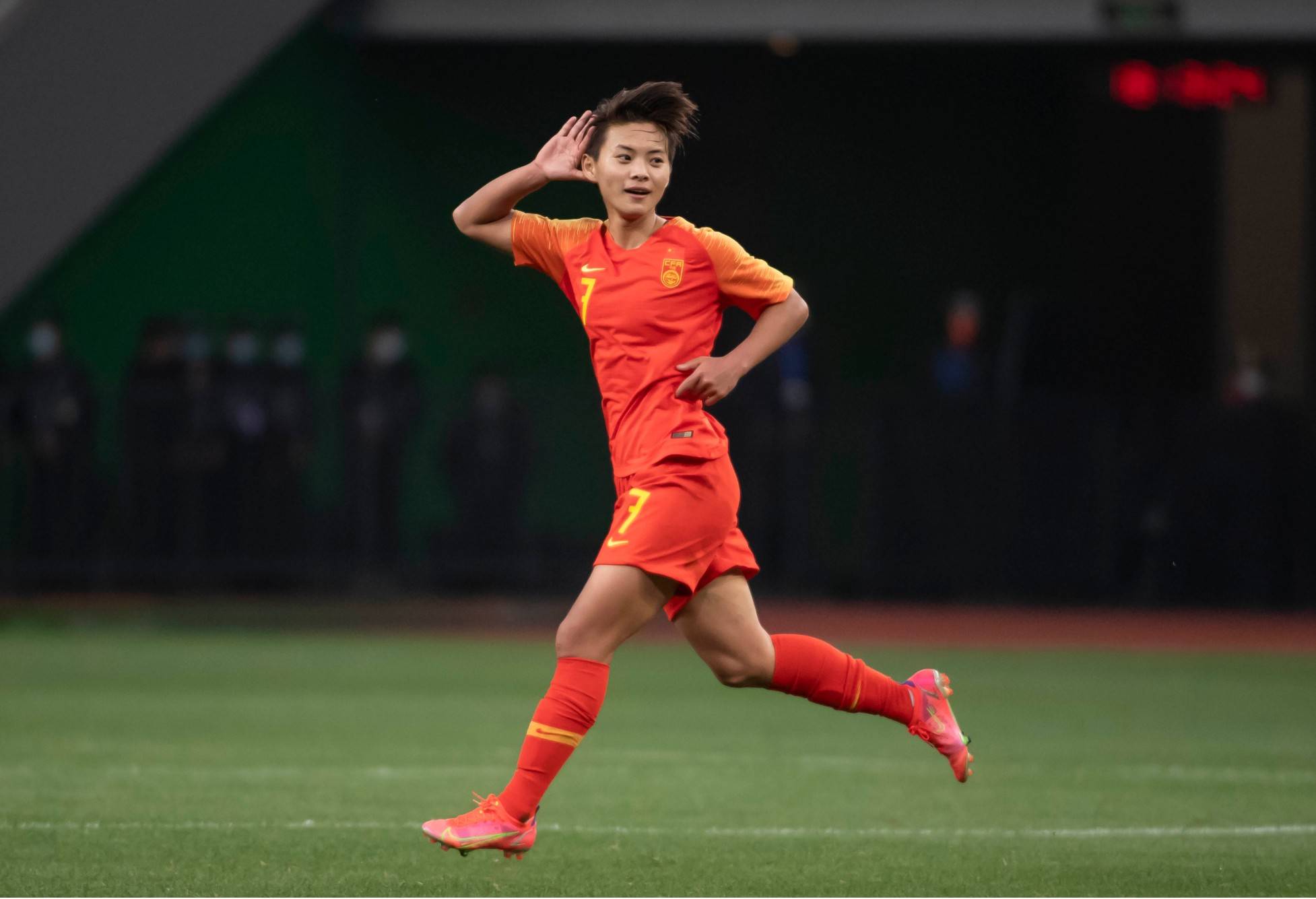 包含迎难而上：女足比赛球员征服困难的词条