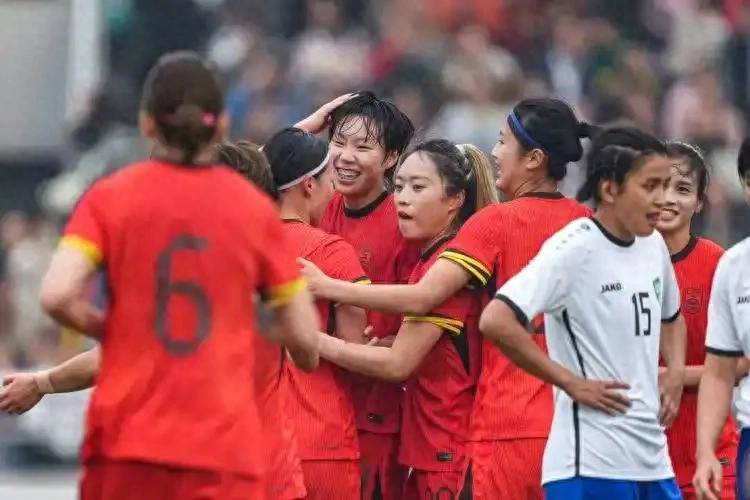 包含迎难而上：女足比赛球员征服困难的词条