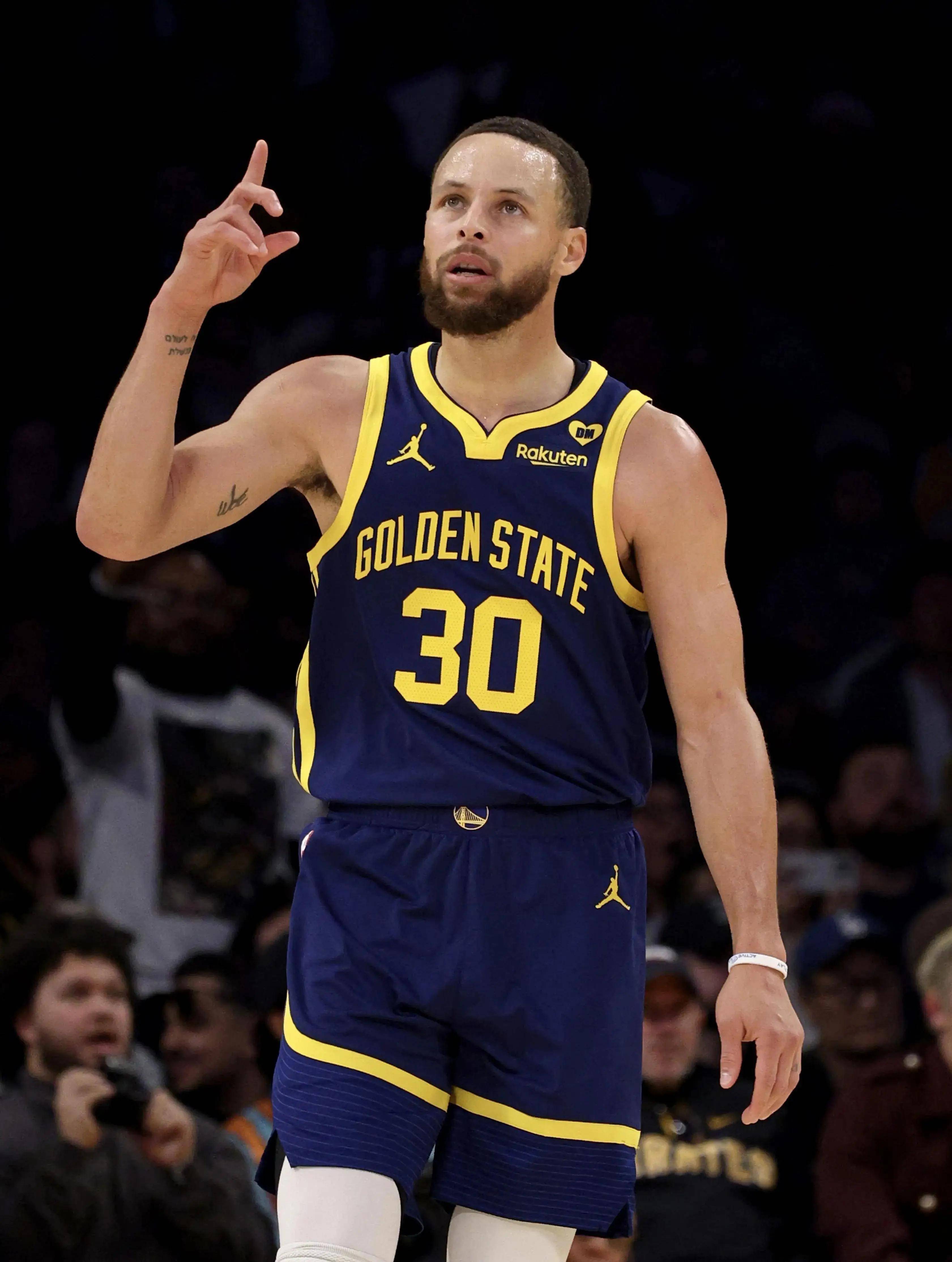 勇士逆转战胜灰熊，库里神奇表现