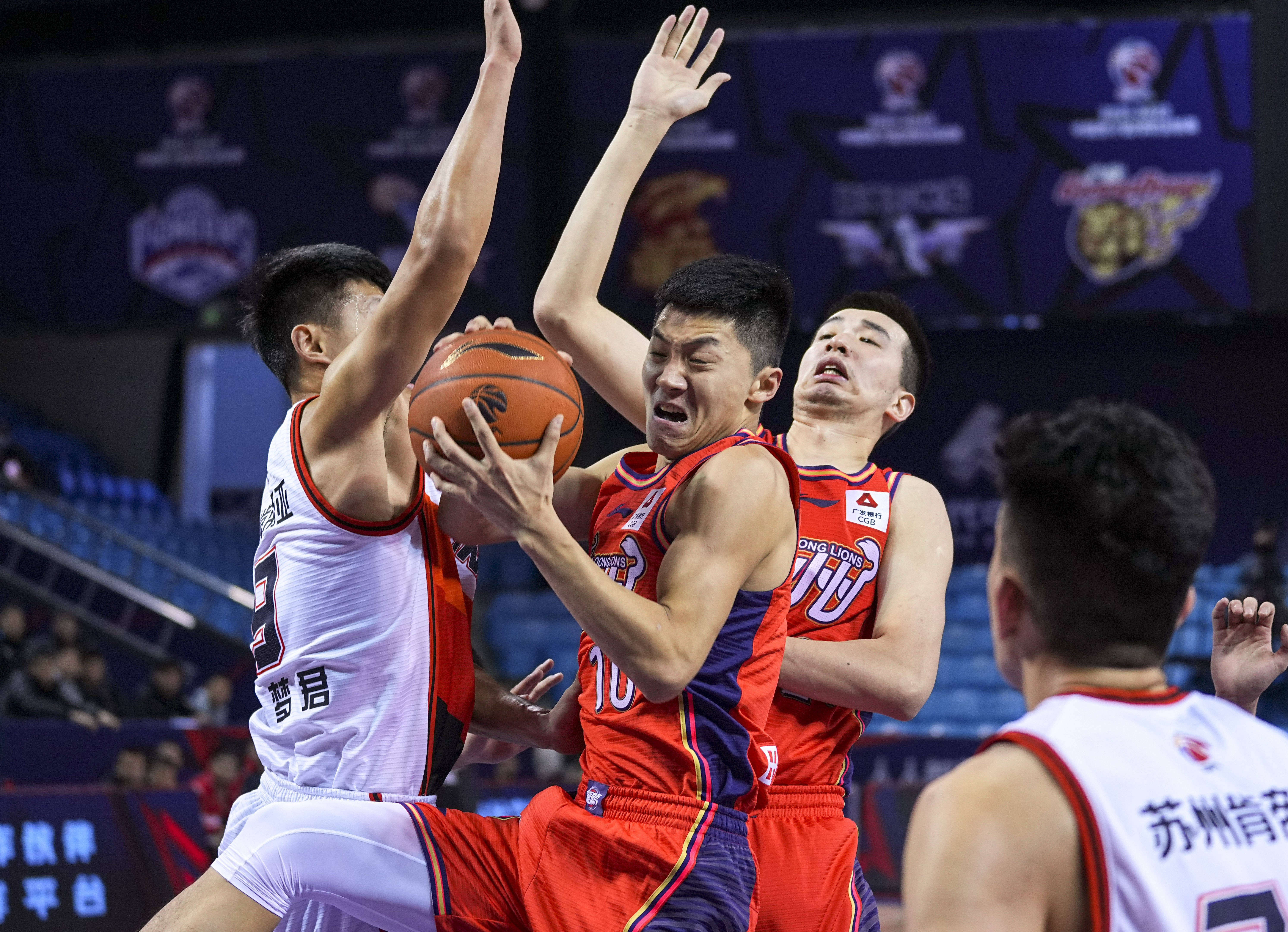 火爆的CBA比赛引发球迷狂热,场上激烈角逐精彩纷呈 火爆的CBA比赛引发球迷狂热,场上激烈角逐精彩纷呈