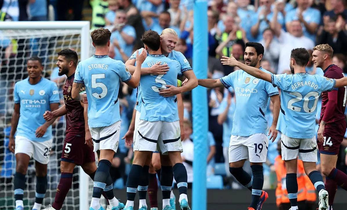 曼城继续保持不败纪录，赢得英超强势发展