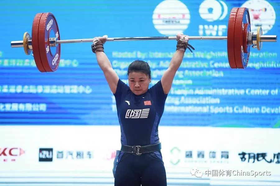 俄罗斯举重选手力压群雄，夺取桂冠