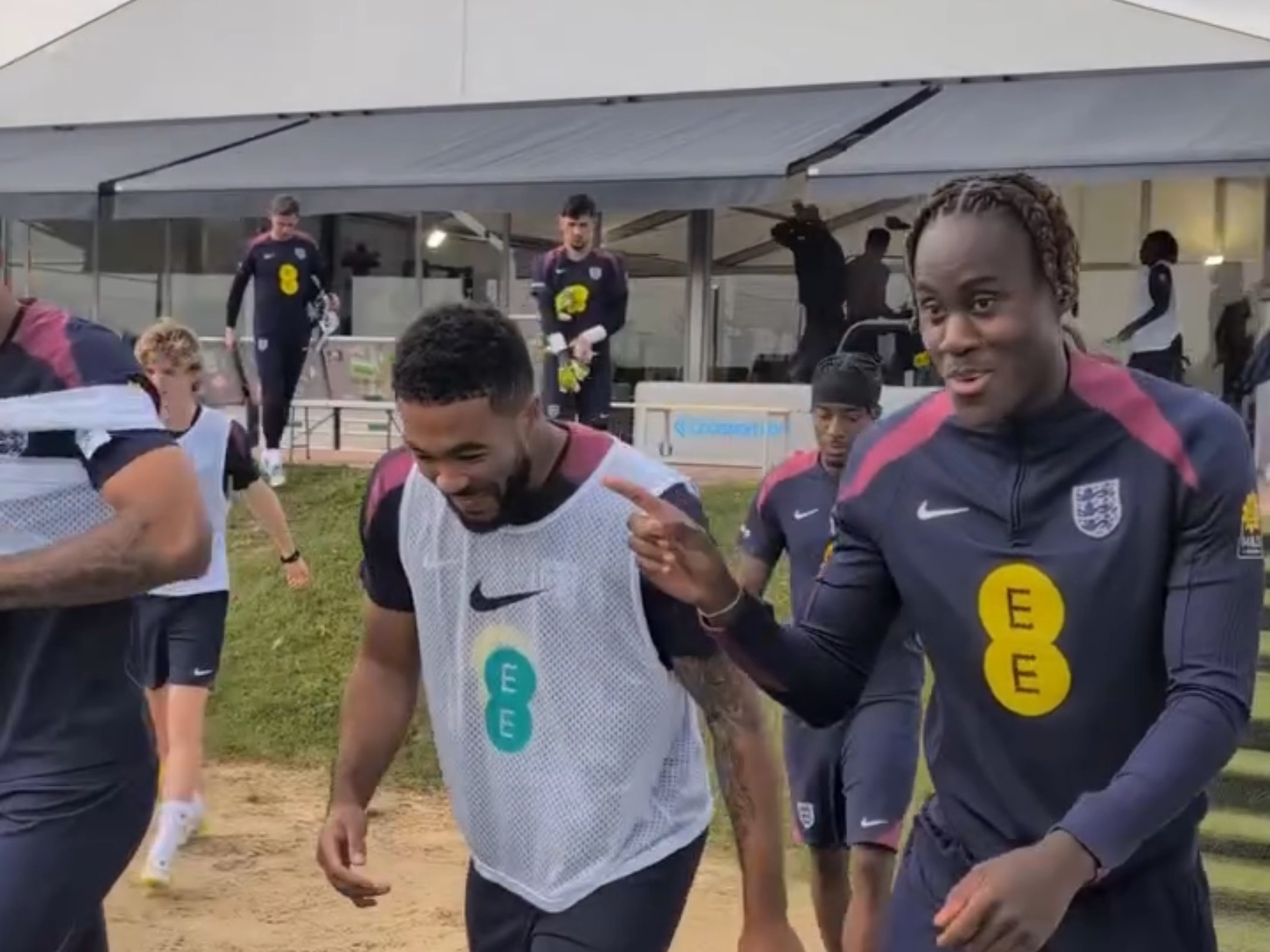 英格兰国家队面临危机，主帅急寻解决方案