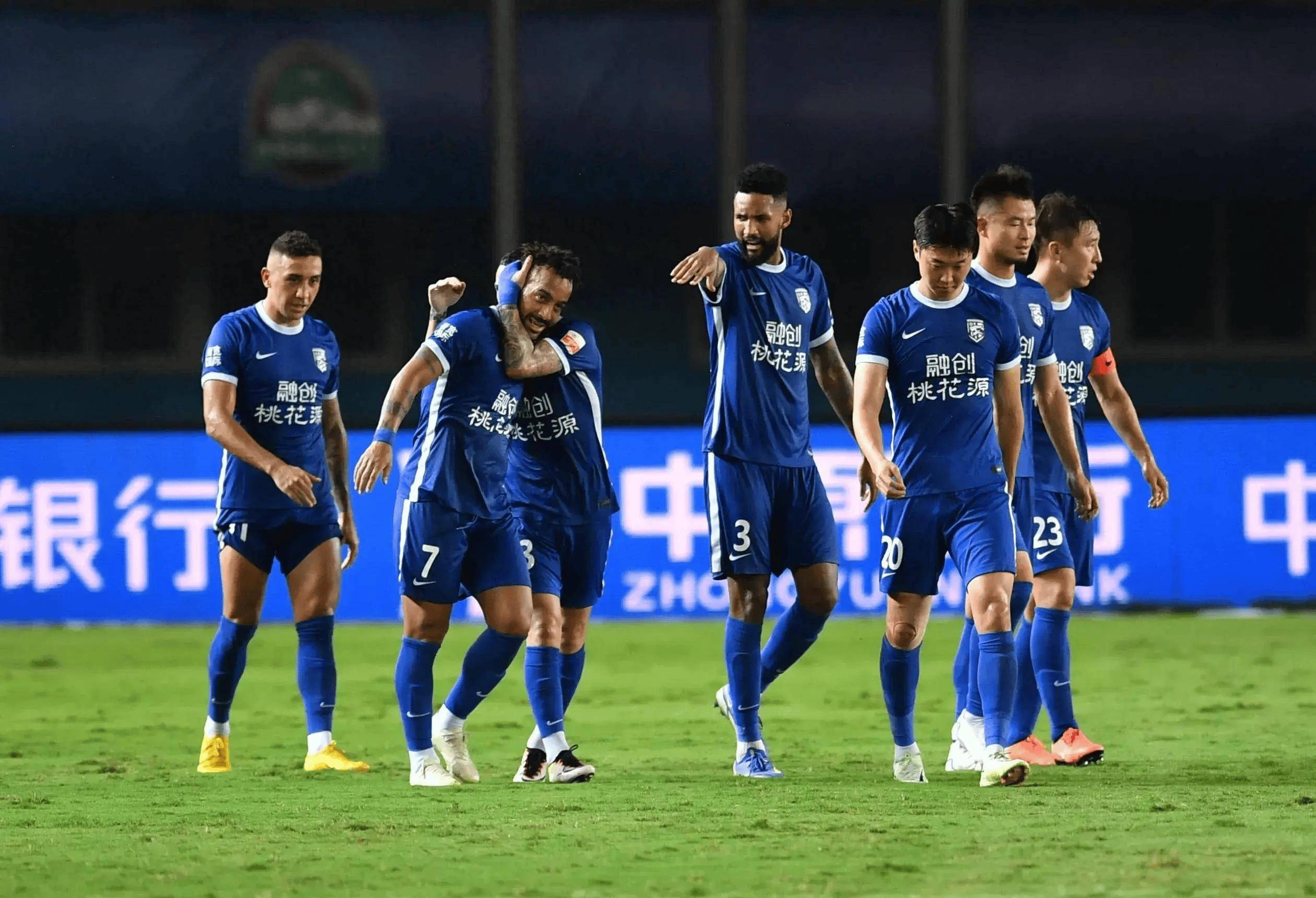 亚美尼亚球员备战新一轮比赛 亚美尼亚球员备战新一轮比赛