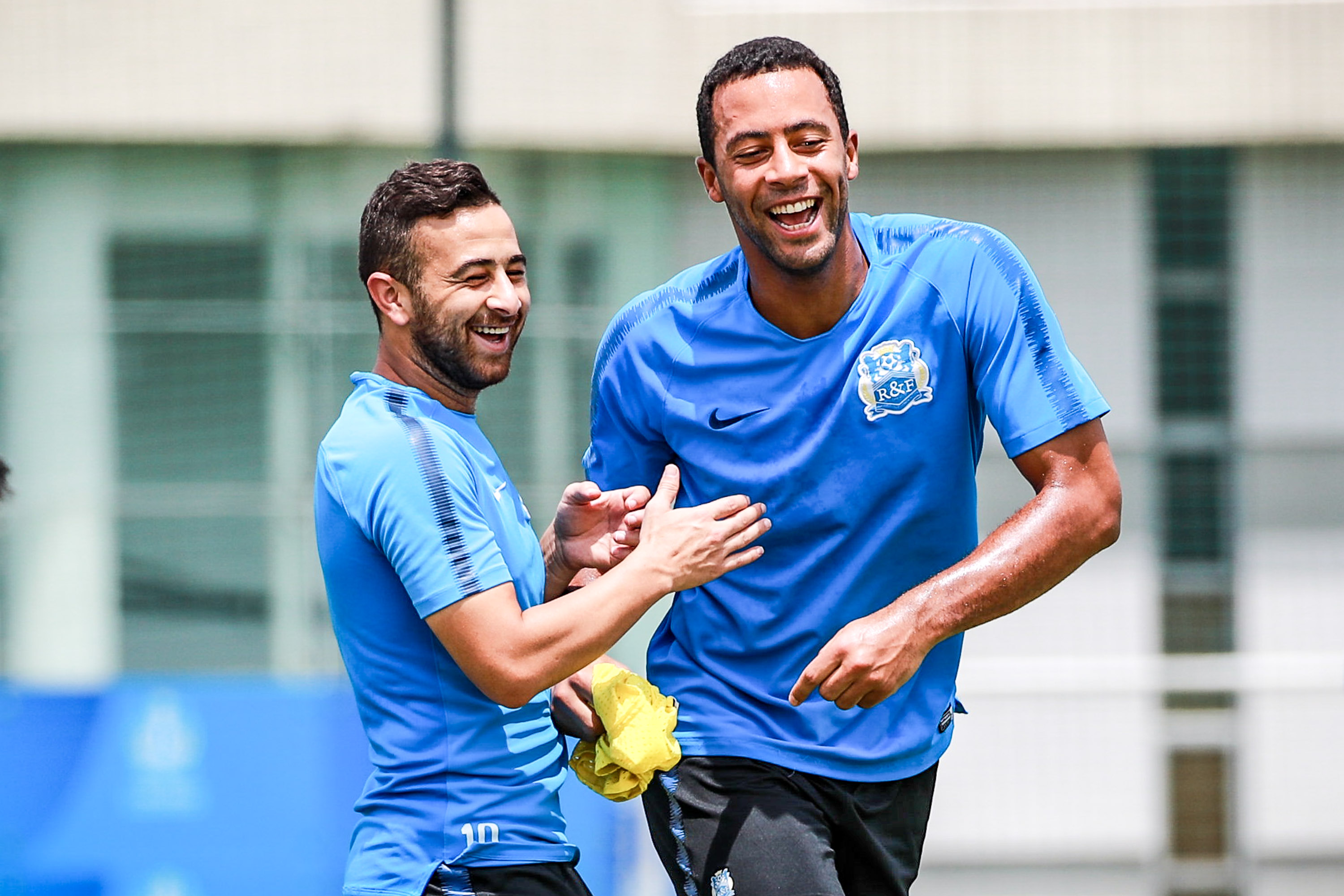 亚美尼亚球员备战新一轮比赛 亚美尼亚球员备战新一轮比赛