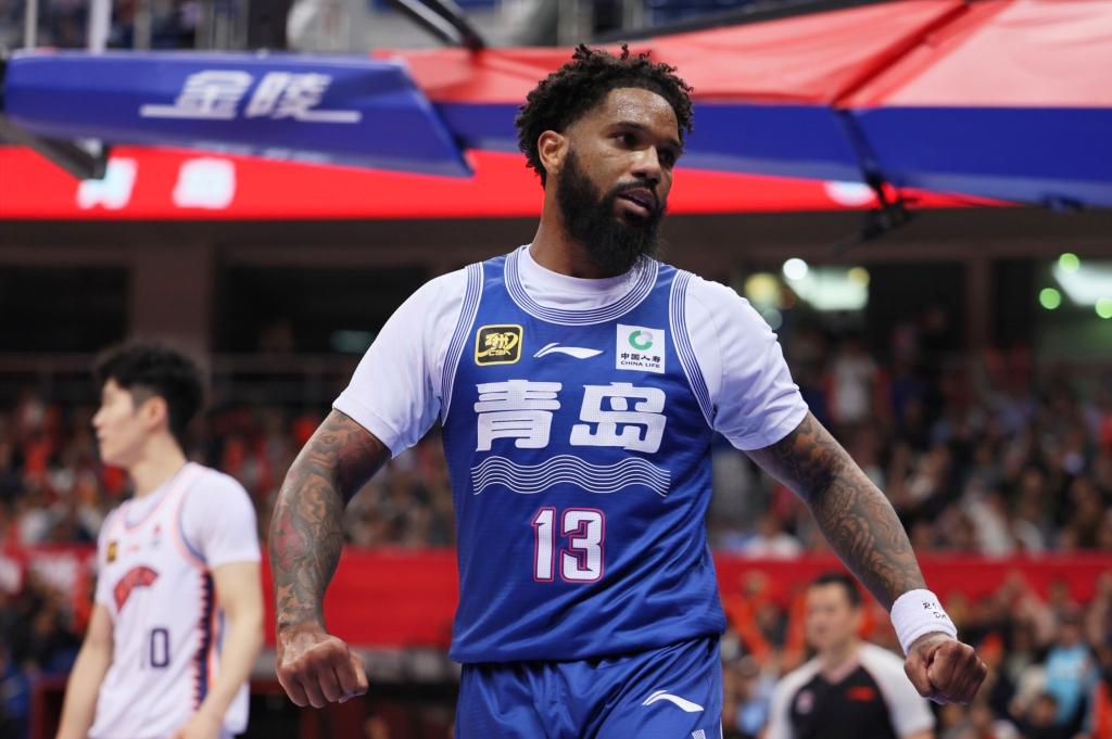 青岛男篮迎来胜利，士气高昂奋发进取