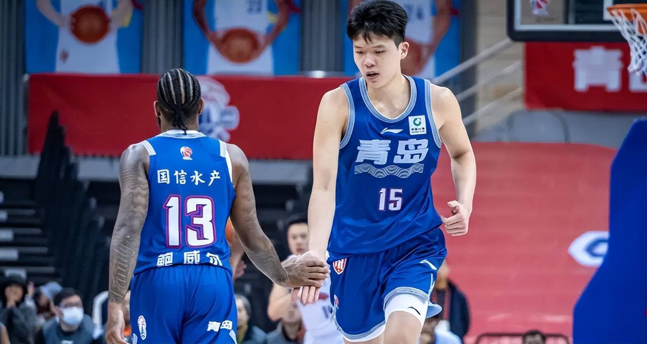 青岛男篮迎来胜利，士气高昂奋发进取