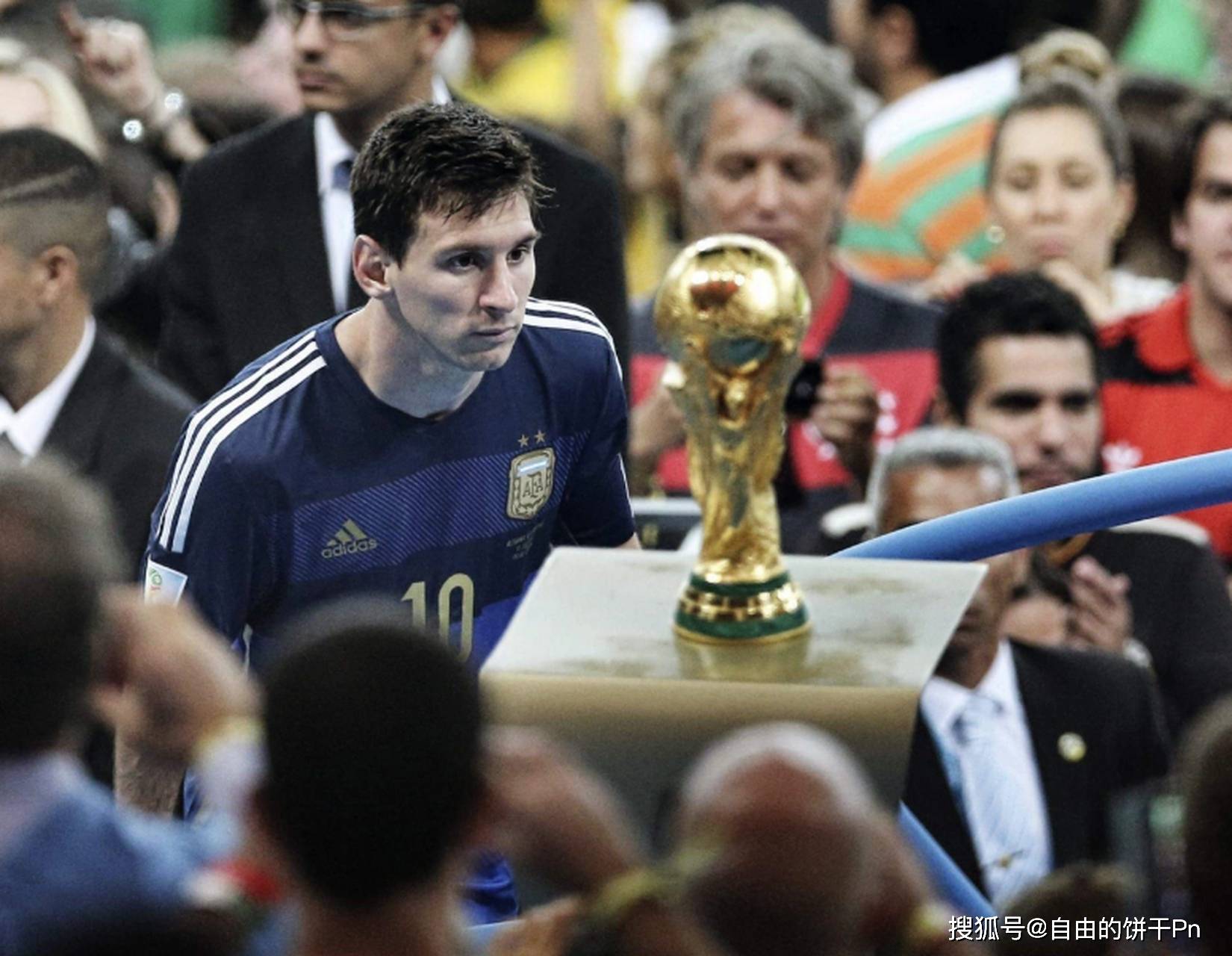 梅西忍痛出场，小马哥突破禁区