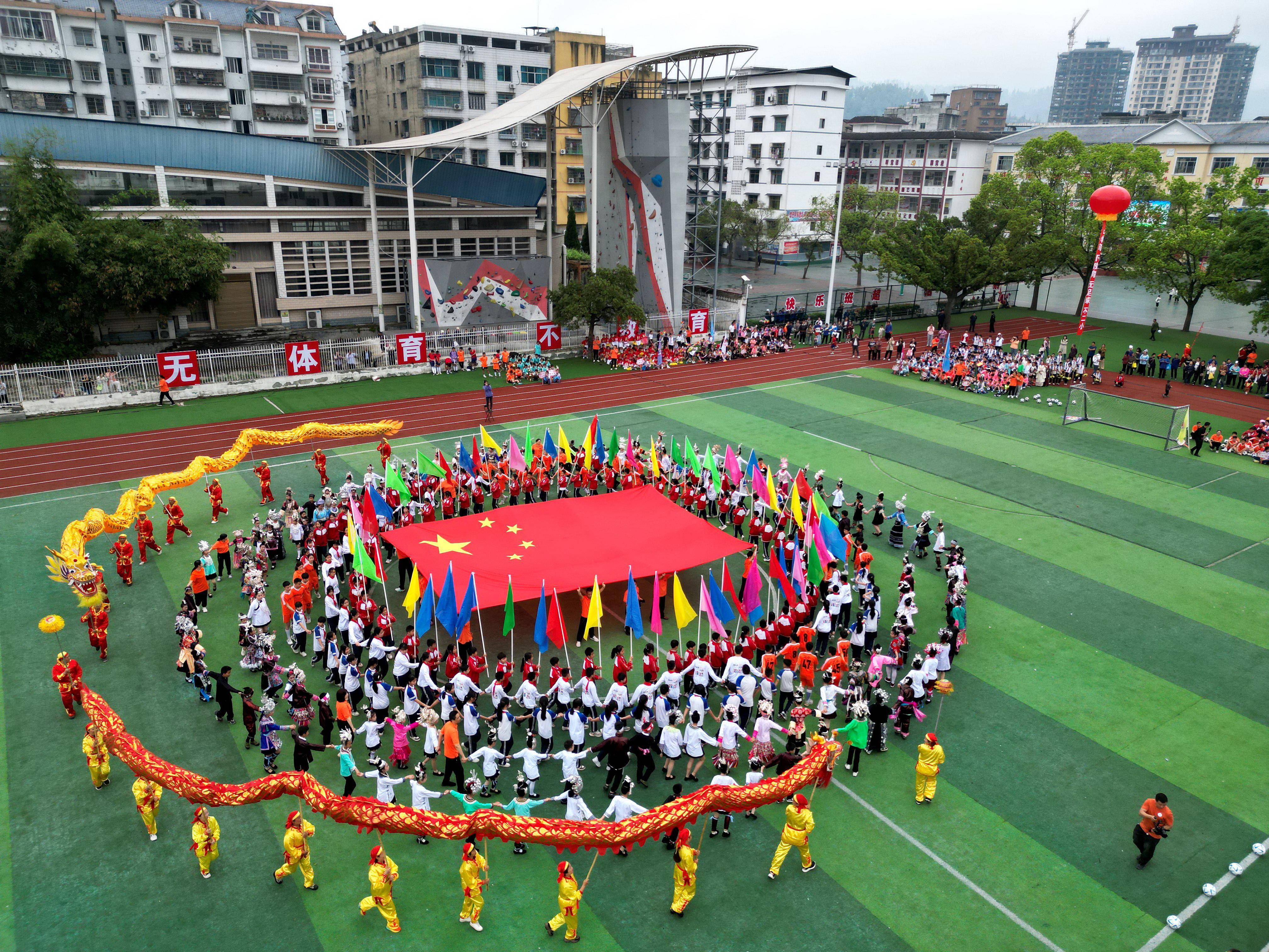 足球比赛现场飘起五彩彩带，宛如节日气氛