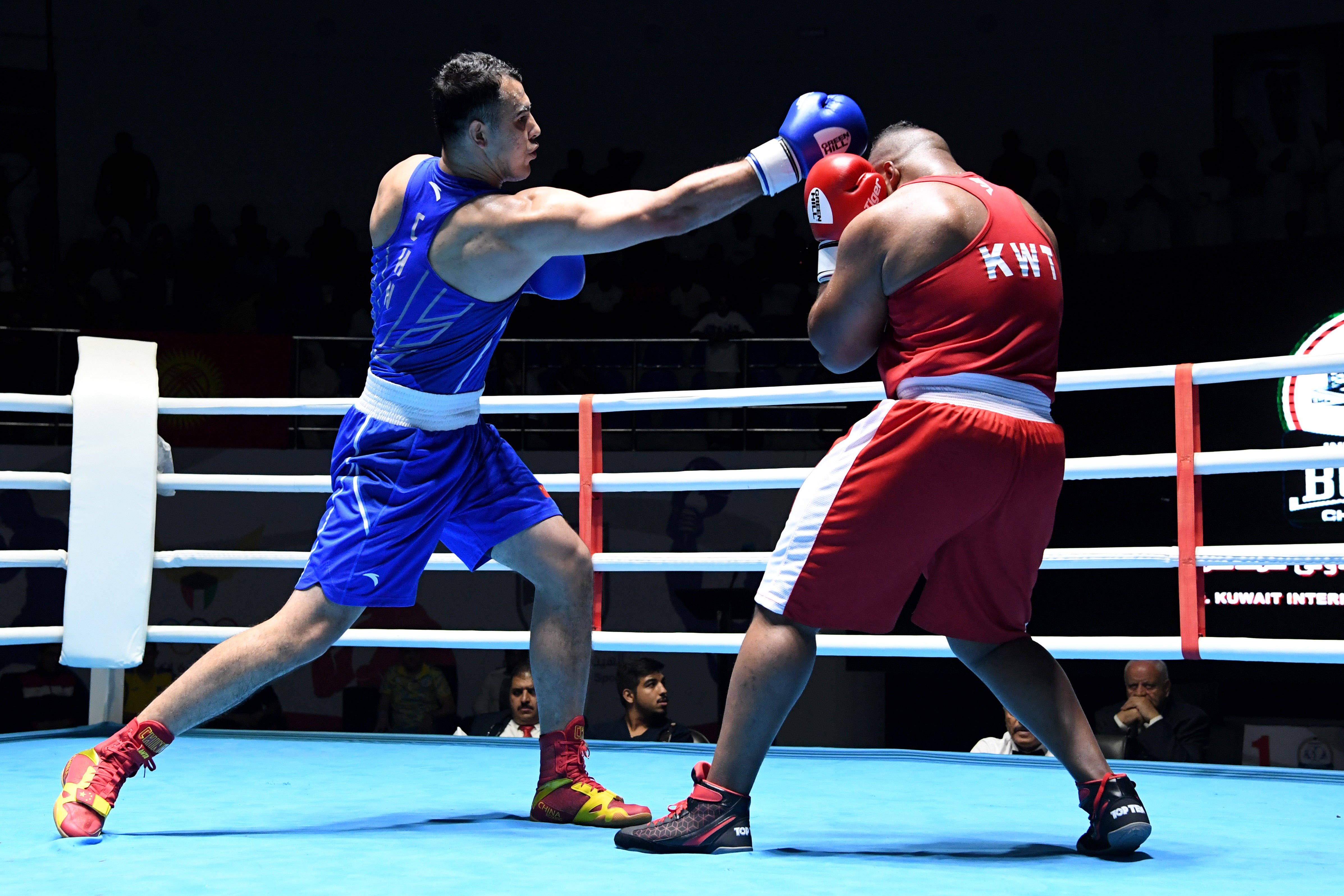 菲律宾拳击冠军激战求生，获得胜利