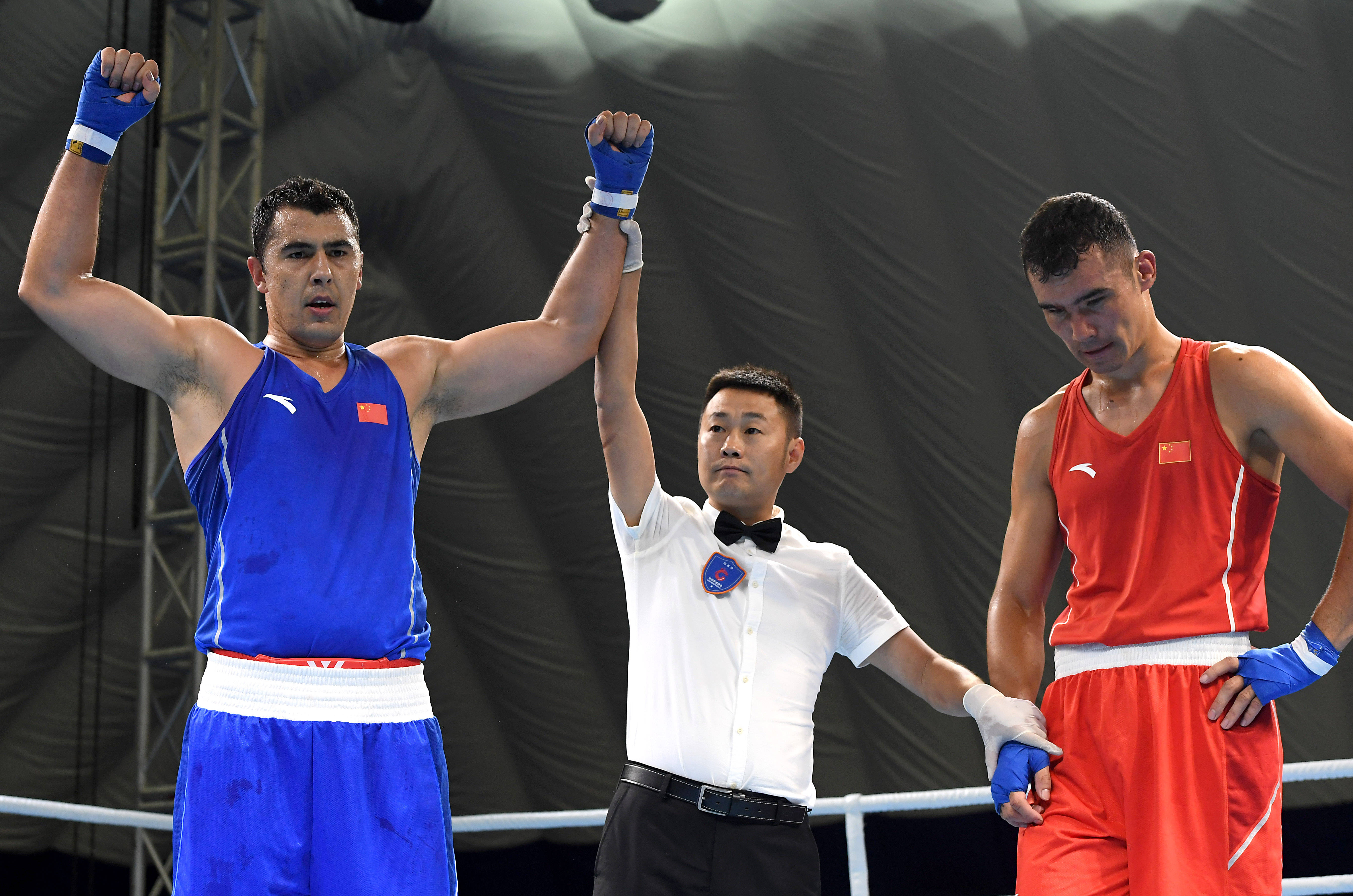 菲律宾拳击冠军激战求生，获得胜利