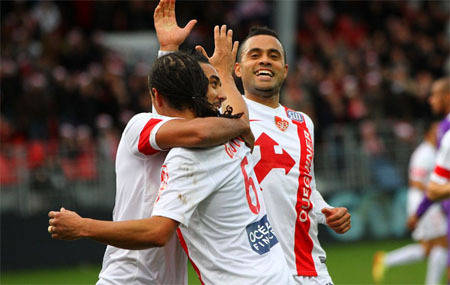 尼姆队员表现出色，帮助球队取得胜利