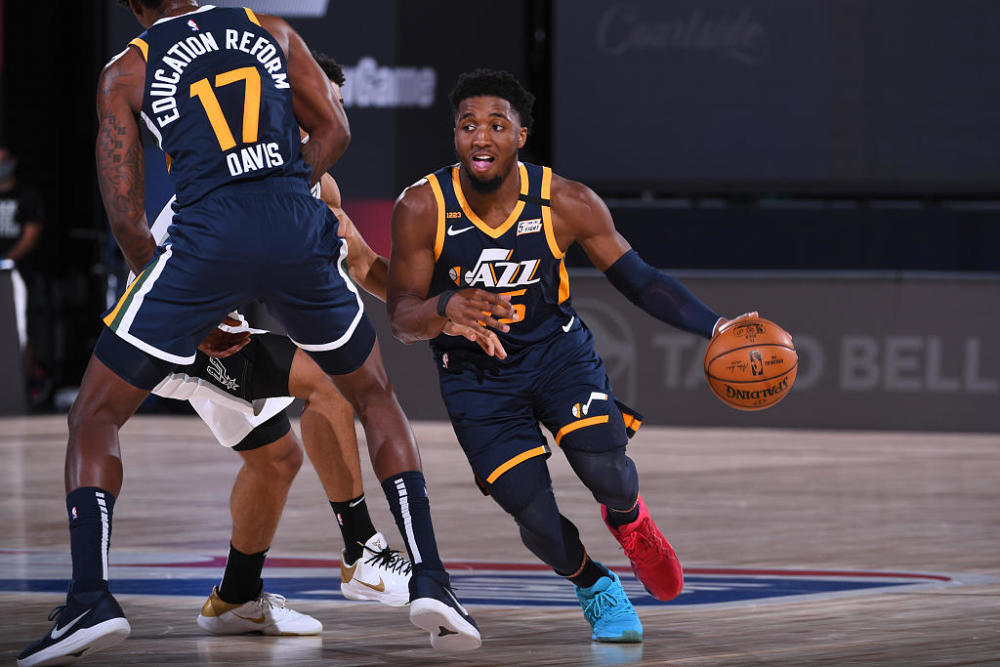 爵士胜马刺沉寂末节，保罗卡兰加迎复出