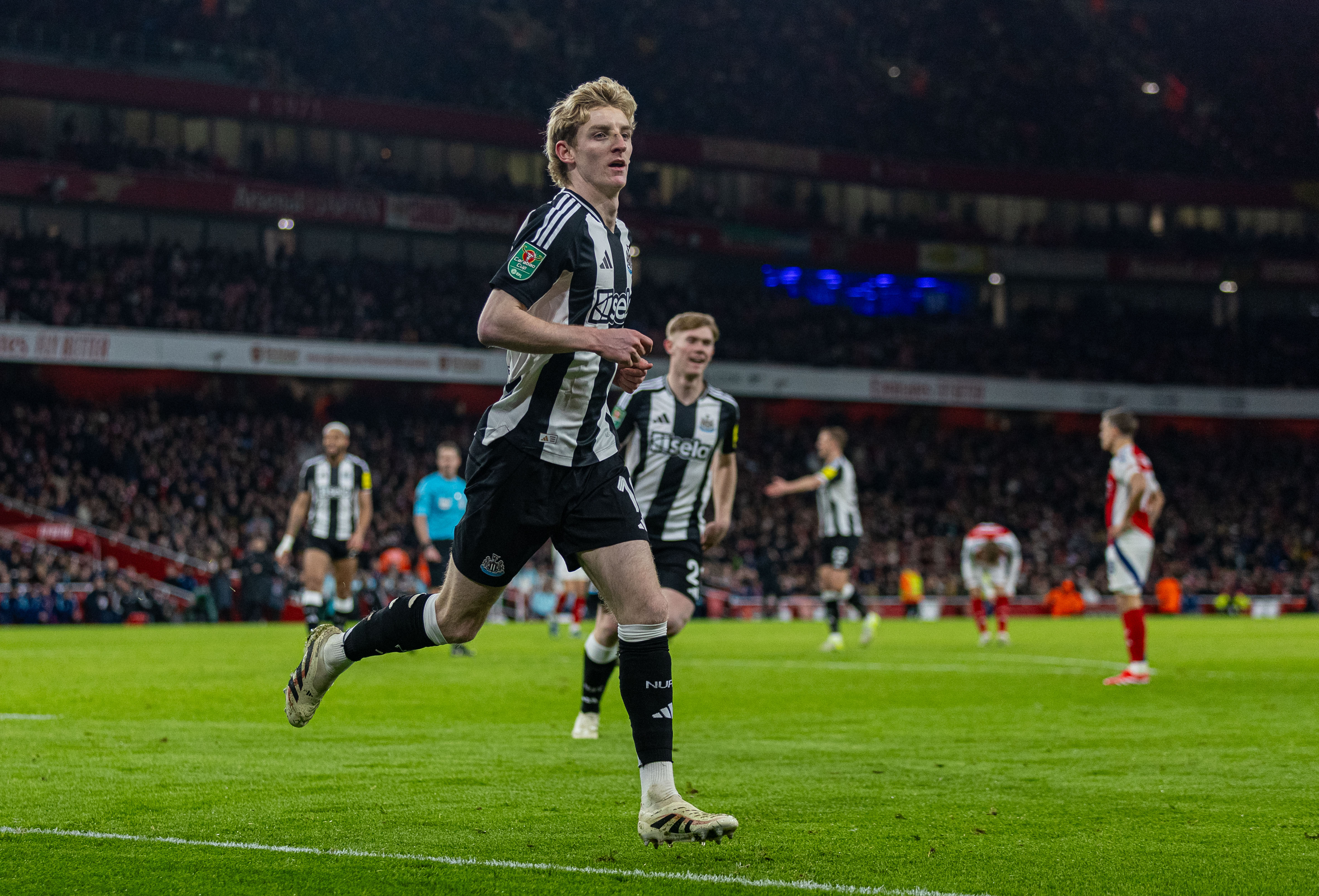 阿森纳迎战阿贾克斯，欲夺晋级机会