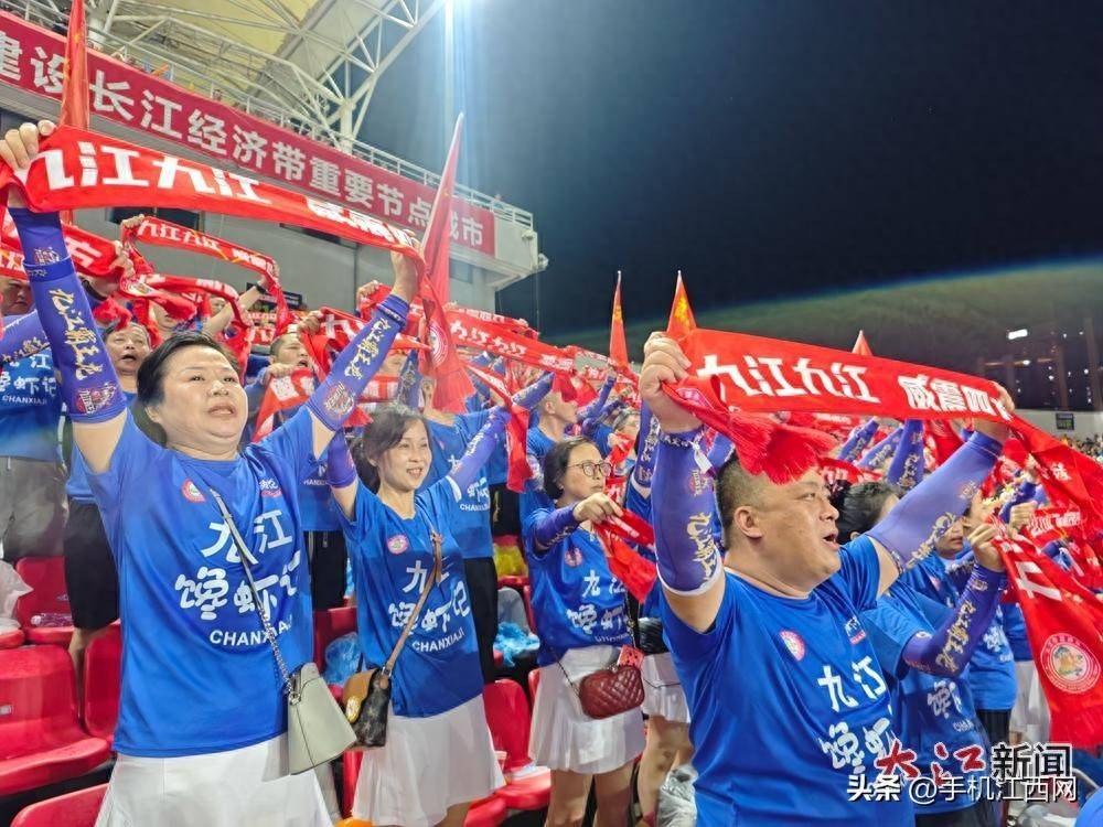 比赛现场气氛紧张刺激，球员们全力以赴拼搏