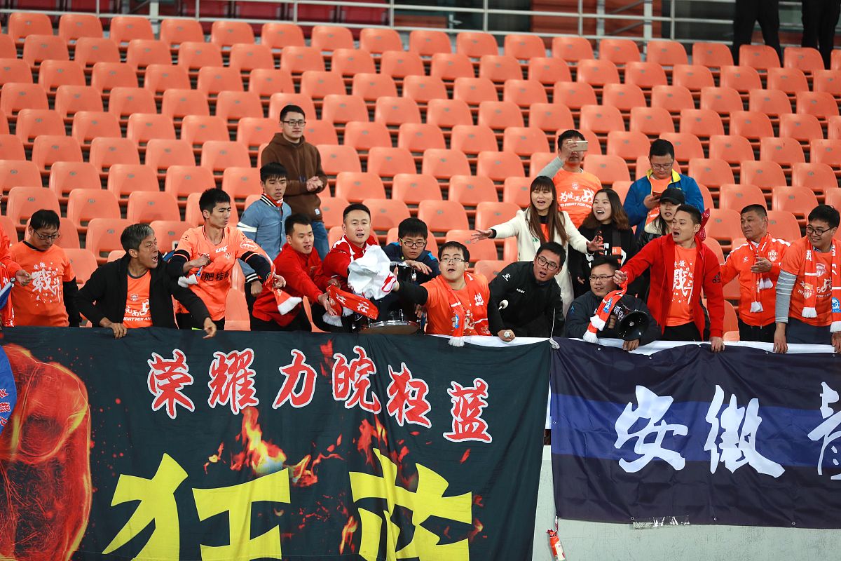 比赛现场气氛紧张刺激，球员们全力以赴拼搏