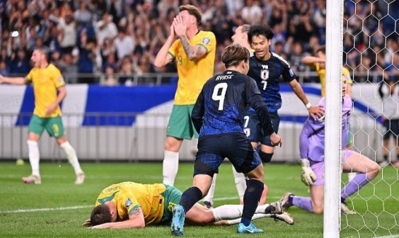 关于血气方刚，足球赛场上各队斗志昂扬踢得火热！的信息