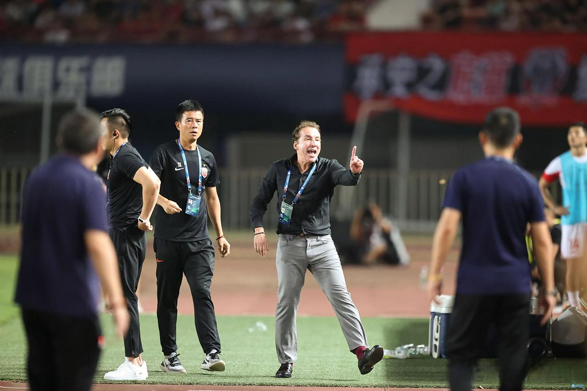 山东鲁能主场击败上海上港助中超出线