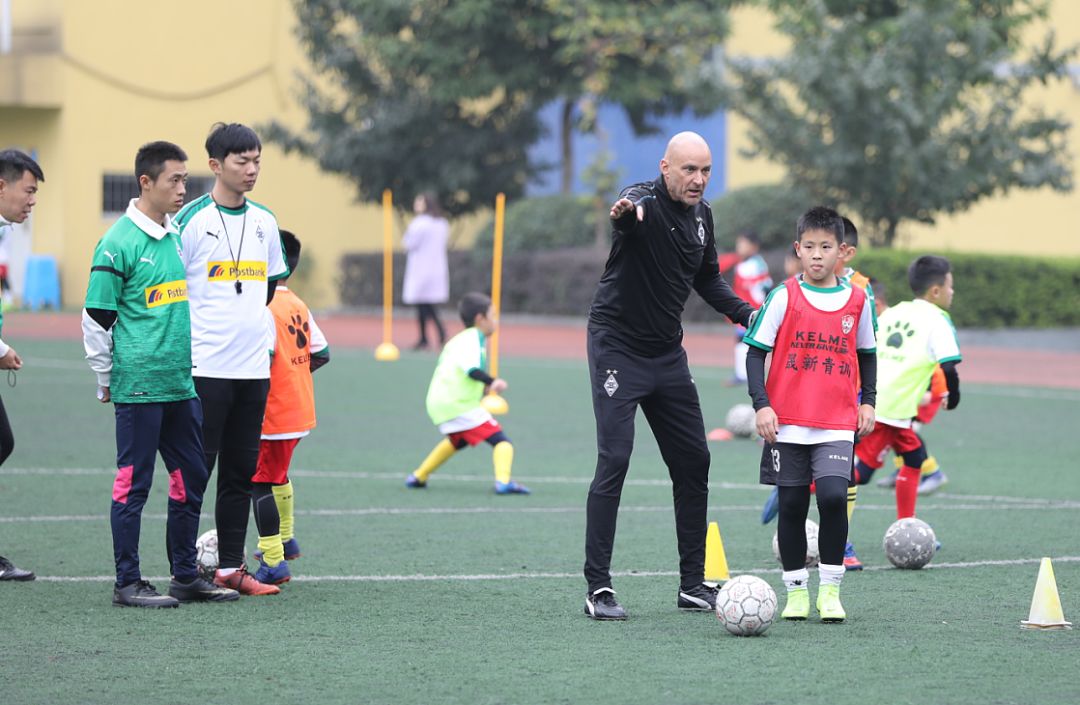 格拉德巴赫球员坚持不懈追求胜利