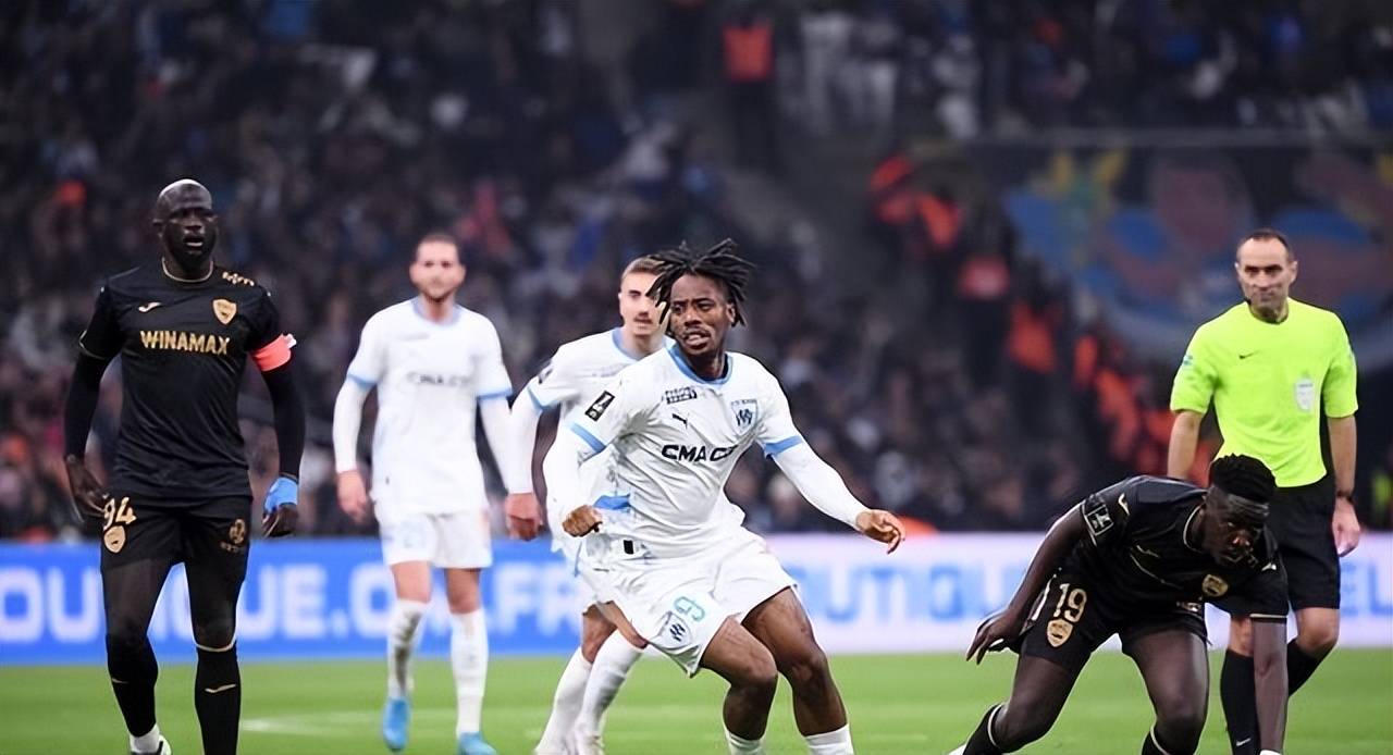 马赛中场球员回归训练，助阵球队备战