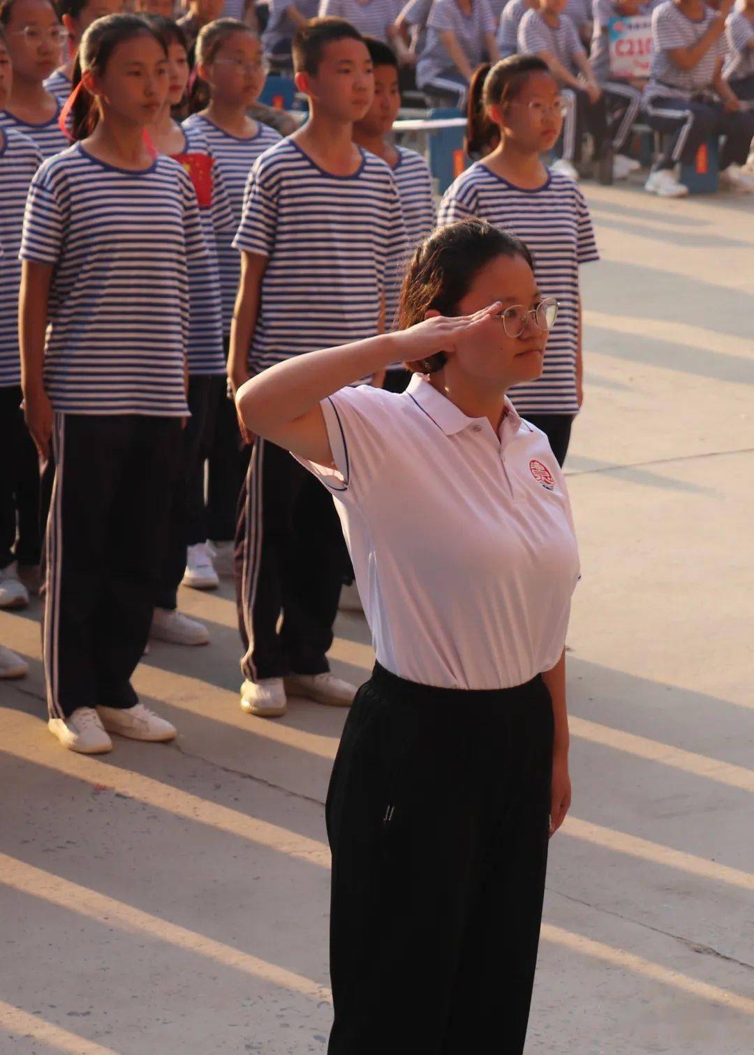 关于柔美身姿！跳水选手纹丝不动入水的信息