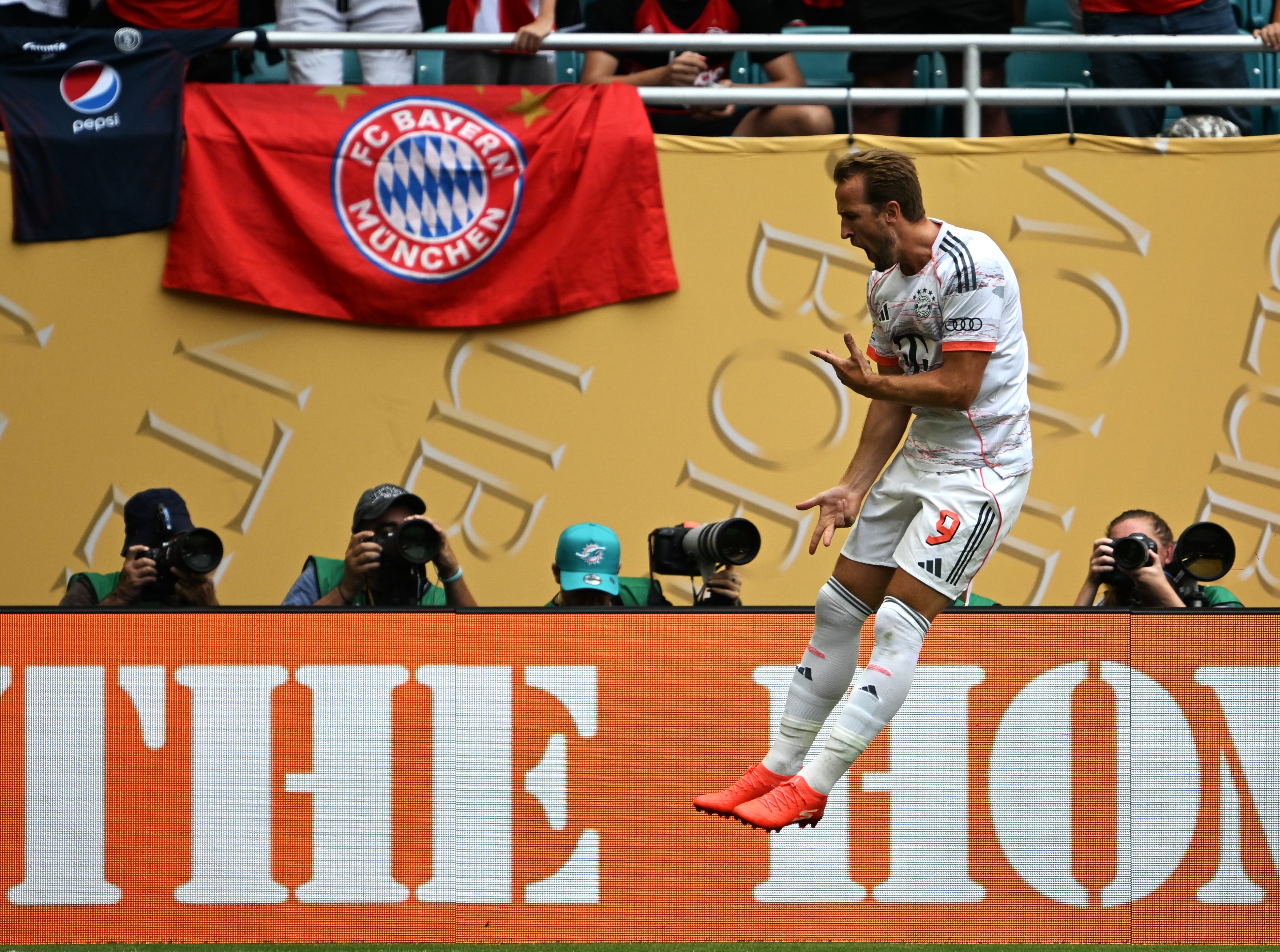 拜仁慕尼黑主场2-1击败多特蒙德，豪取联赛八连胜