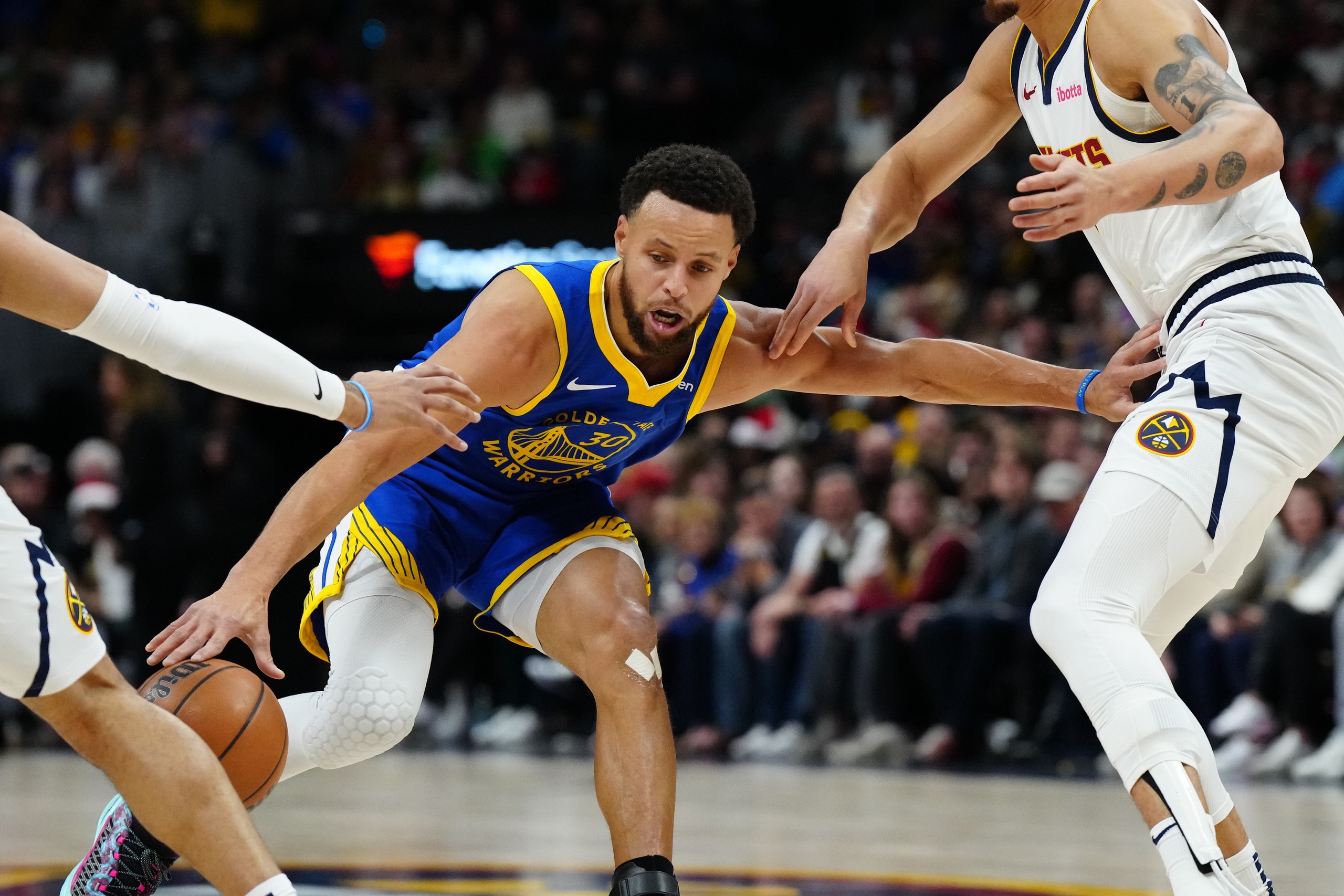 勇士力克掘金，继续保持霸气