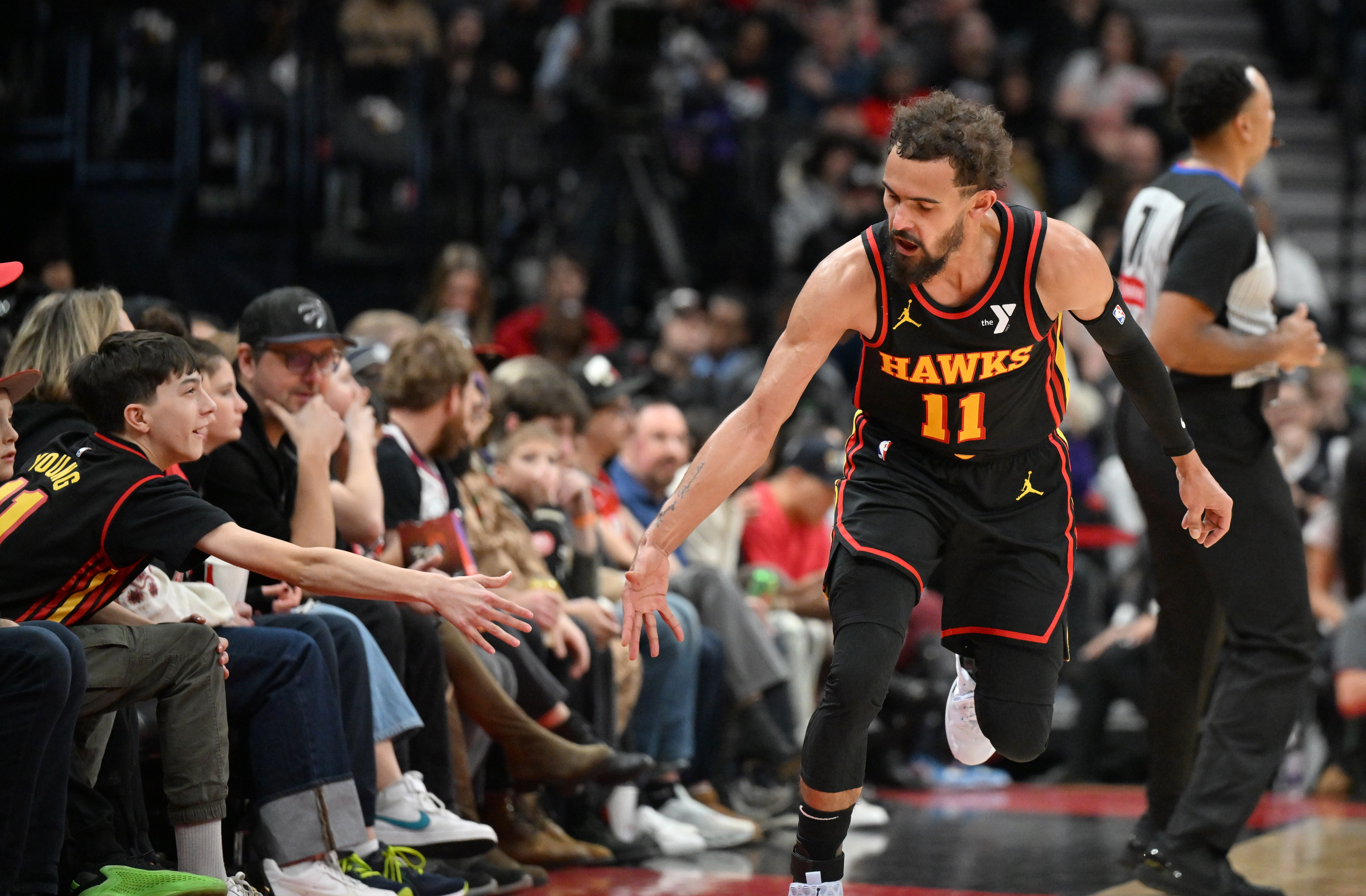 老鹰力克尼克斯，特雷-杨34分成焦点