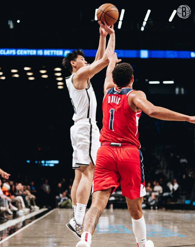 篮网客场大胜奇才结束两连败