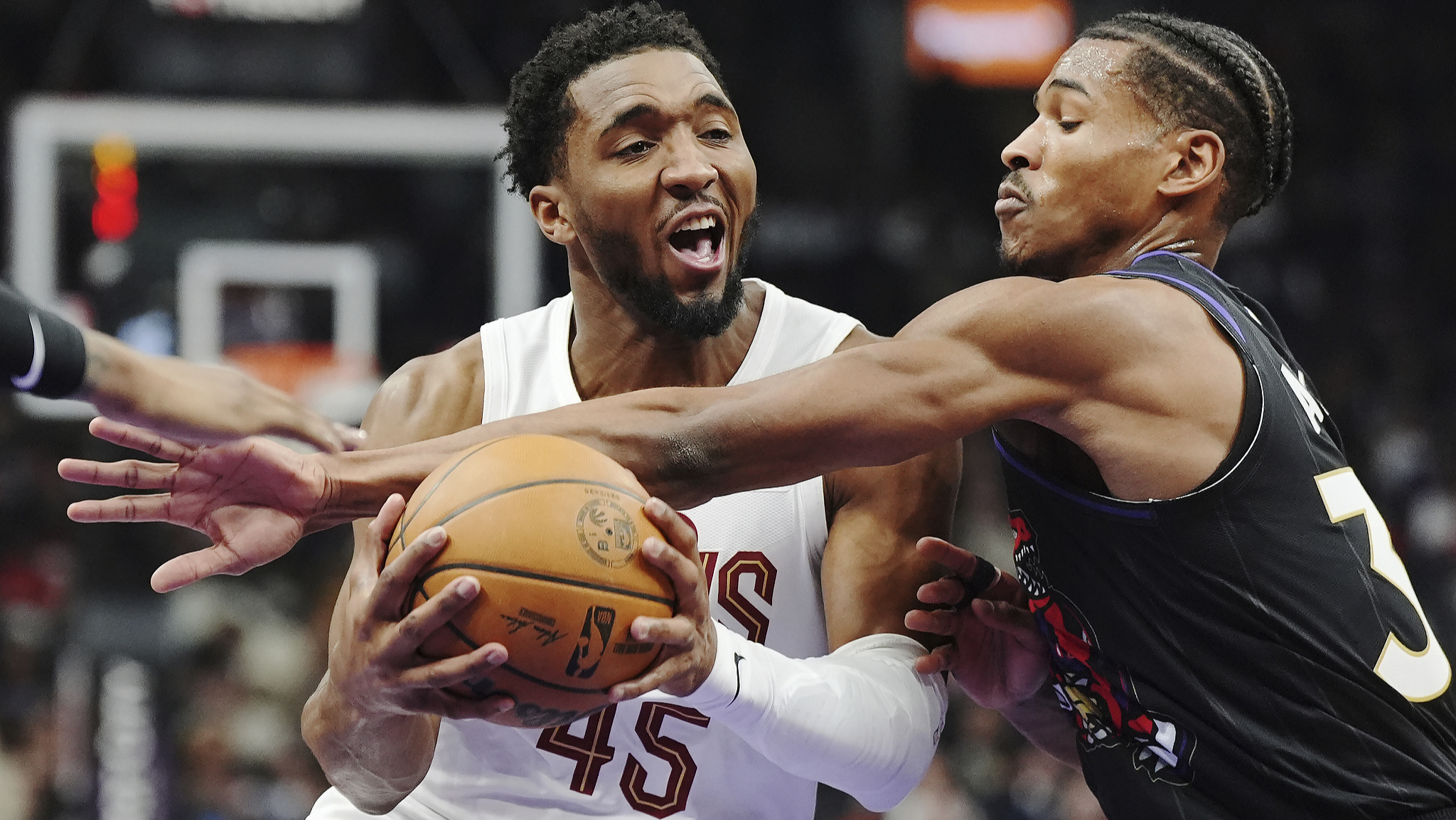 猛龙击败骑士，结束两连败